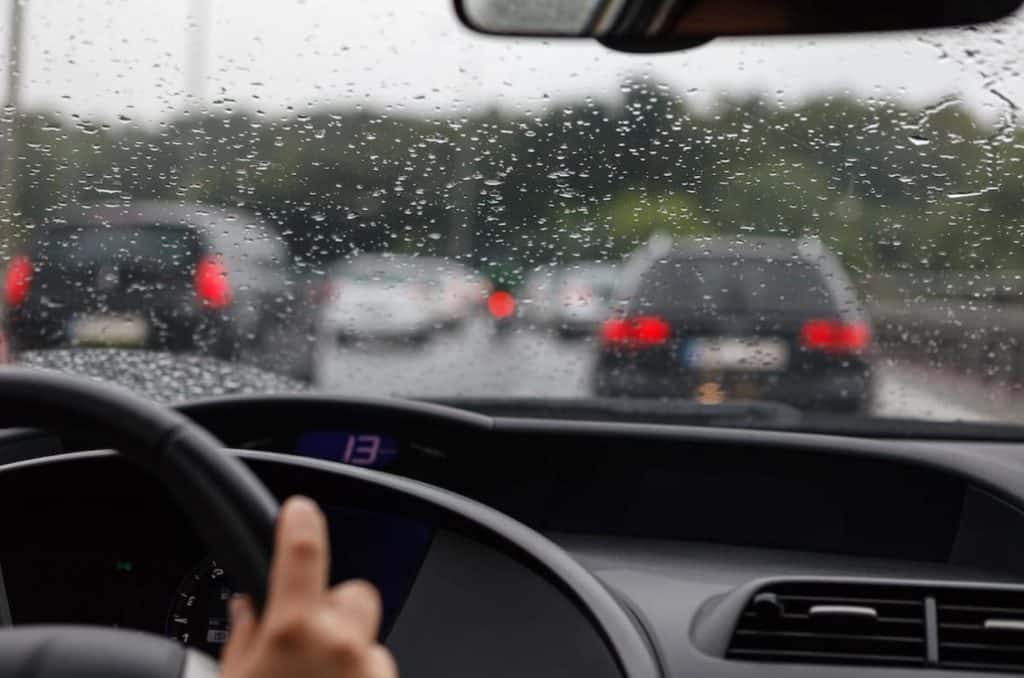 accidentes de auto en con lluvia